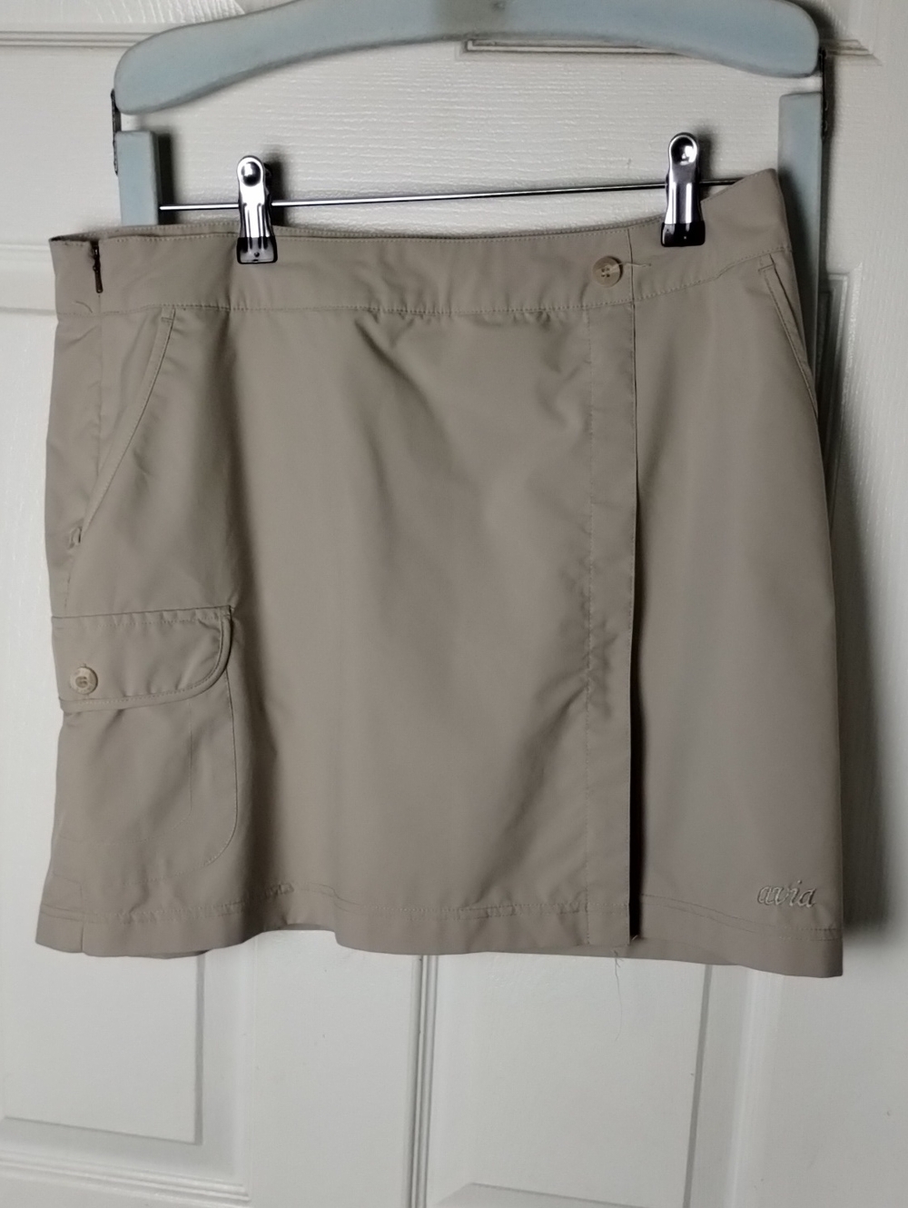 Aria beige casual cargo skort. Medium